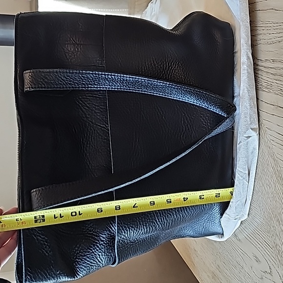 Duluth Leather Tote Black - Picture 2 of 10